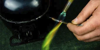 Técnico Reparando Refrigeradoras